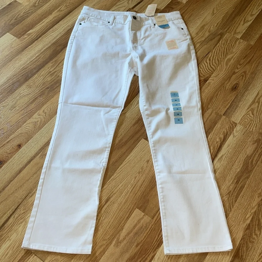 NWT‎ St John’s Bay Straight Jeans.  Mid rise.  Secretly Slender.  Size 16.